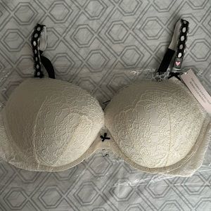 Victoria’s Secret Ribbon Slot Push-up Bra | 38D | white and black